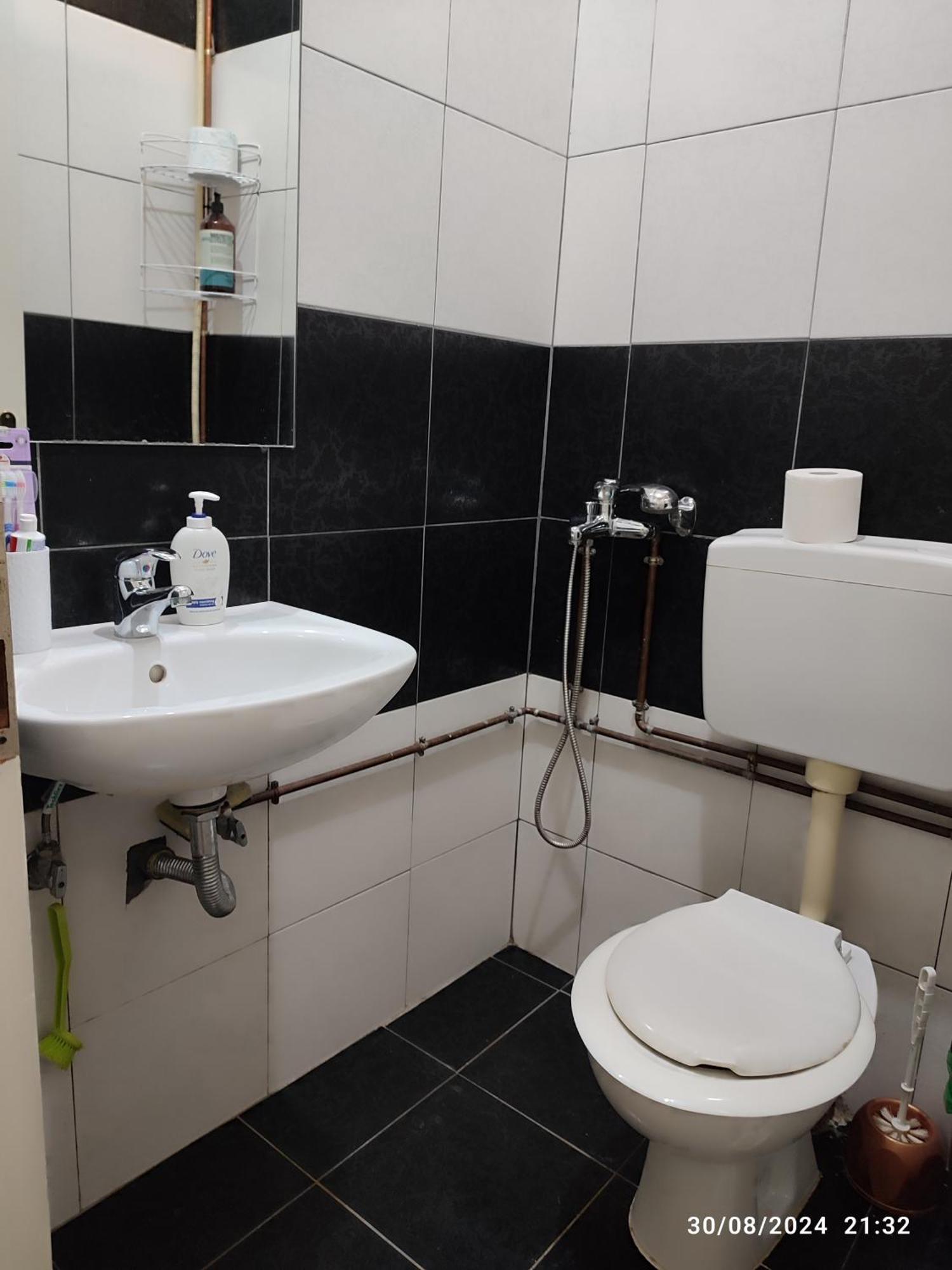 Just 4 Apartment *
